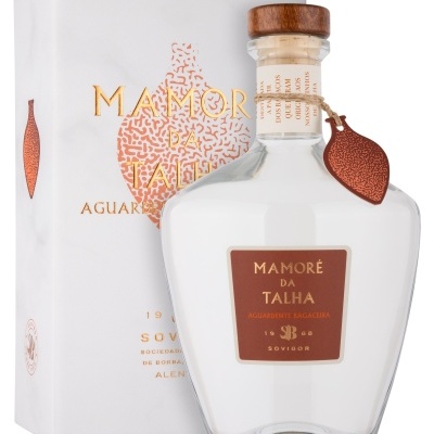 Garrafas transparente com rótulo castanho e tampa de madeira, embalagem branca com texto