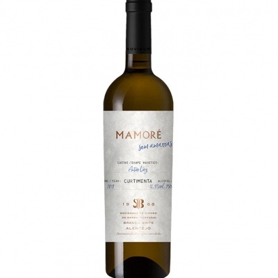 Garrafa de vinho branco Mamoré sem amoras com etiqueta branca e texto azul e castanho