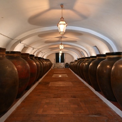 Corredor com ânforas de cerâmica grandes e coloridas em diferentes tons terrosos