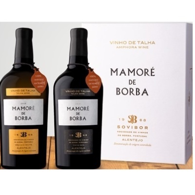 Duas garrafas escuras de vinho Mamoré de Borba com caixa branca ao fundo