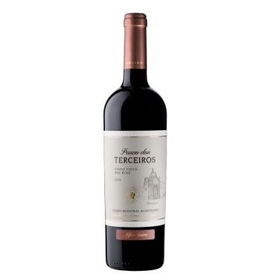 Garrafa de vinho tinto Passo dos Terceiros com rótulo branco e tampa cobre