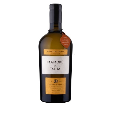 Garrafa de vinho Mamoré da Talha com rótulos dourado e branco em fundo branco