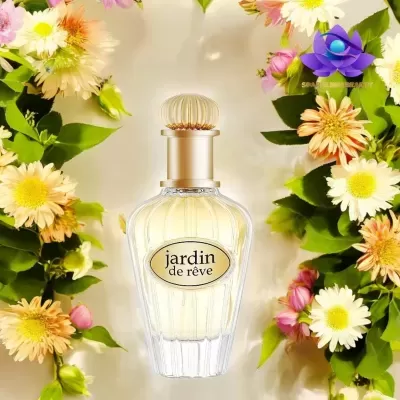 Frasco de perfume rodeado por flores amarelas, brancas e rosas