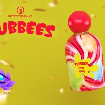 Perfume Tubbees Cotton Candy com embalagem colorida sobre fundo amarelo