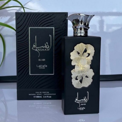 Frasco preto de perfume LANSAAM SILVER com tampa prateada e decoração dourada junto à caixa preta correspondente.