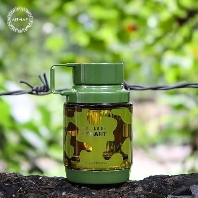 Frasco de perfume ARMAF verde com padrão camuflado na natureza