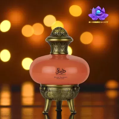 Frasco de perfume laranja em suporte metálico dourado com decoração árabe