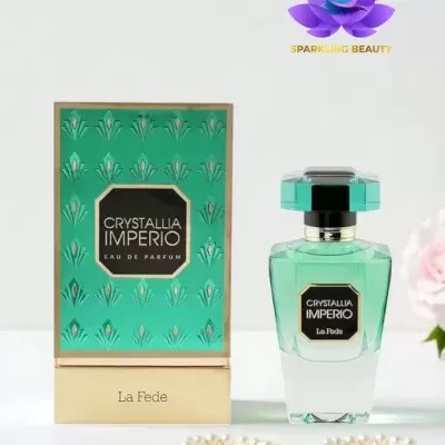 Frasco e caixa de perfume Crystallia Imperio em vidro verde com rótulo preto e caixa com padrões em relevo