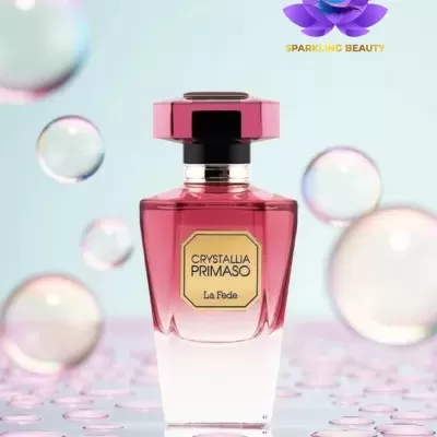 Frasco vermelho translúcido de perfume Crystallia Primaso com tampa hexagonal e rótulo dourado