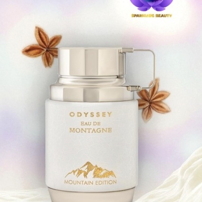 Frasco de perfume branco e prateado com texto dourado, decorado com estrelas-de-anis em fundo pastel