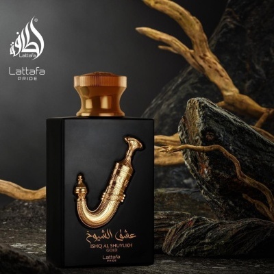 Frasco de perfume preto com decoração dourada e tampa castanha numa superfície rochosa