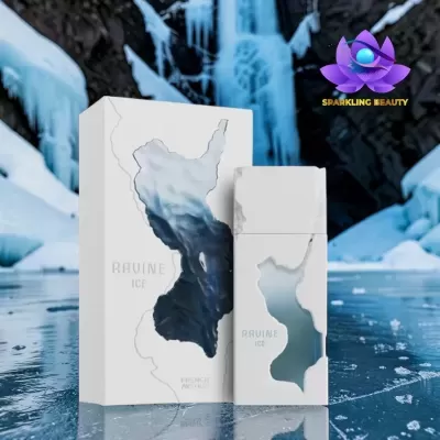 Frasco e caixa branca de perfume RAVINE ICE com recorte azul irregular em cenário gelado