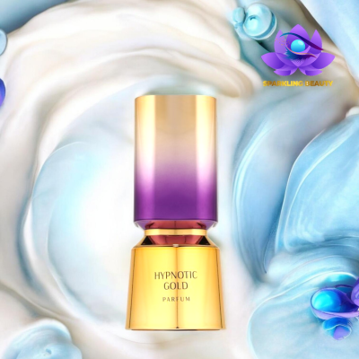 Frasco de perfume dourado com tampa rosa e roxa sobre fundo azul claro e branco com logótipo Sparkling Beauty