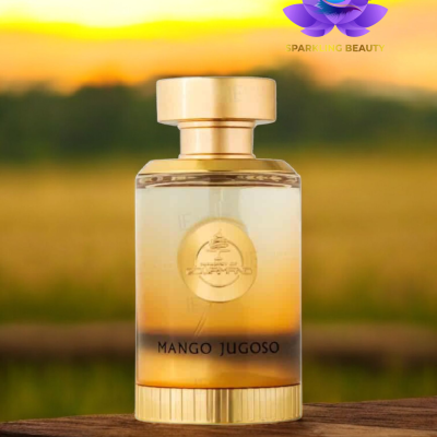 Frasco de perfume dourado e âmbar sobre madeira com paisagem ao fundo