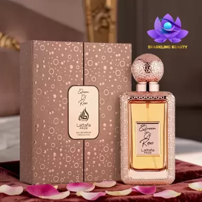 Frasco e caixa de perfume Queen Of Roses Lattafa PRIDE em rosa com pétalas de rosa ao redor