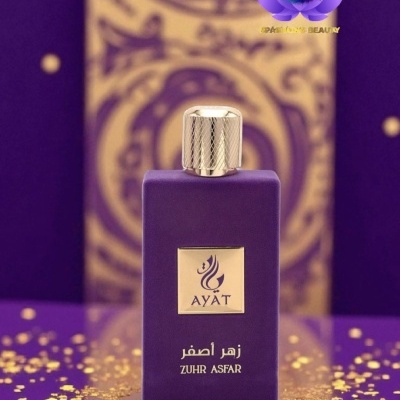 Frasco de perfume roxo com tampa dourada e texto AYAT ZUHR ASFAR