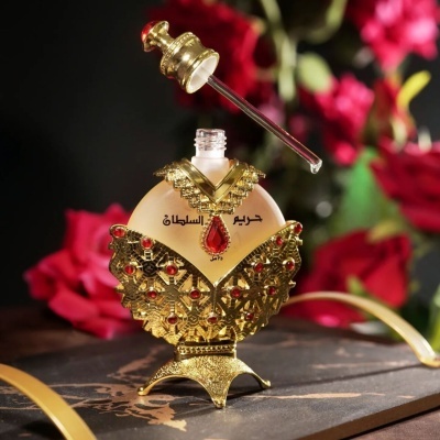 Frasco de perfume decorativo dourado com vidro fosco e conta-gotas suspenso