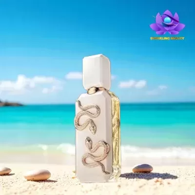 Frasco de perfume com cobras douradas na areia da praia