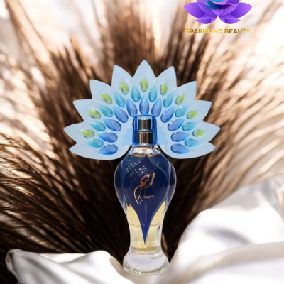 Frasco de perfume azul e amarelo com tampa decorativa em padrão de gotas coloridas
