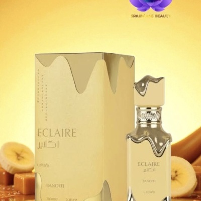 Frasco de perfume dourado ECLAIRE Banoffi junto a embalagem e bananas