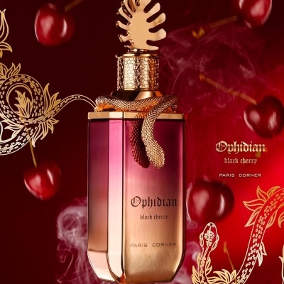Frasco de perfume Ophidian black cherry com design dourado e vermelho, decorado com cobra e folha, cerjas vermelhas ao fundo