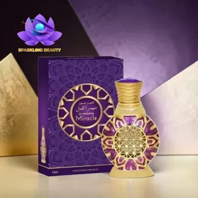 Frasco de perfume dourado com detalhes roxos e caixa roxa ornamentada