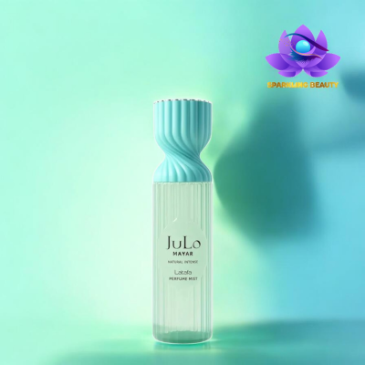 Frasco transparente de perfume com tampa azul claro em fundo azul verde claro