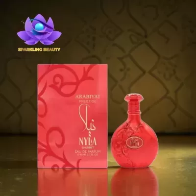 Frasco e embalagem vermelhos de perfume Arabyat Prestige Nyla Sherbet em fundo castanho com padrão.
