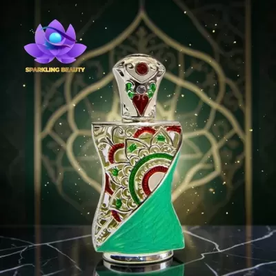 Frasco decorativo de perfume em metal prateado com detalhes vermelhos e verdes sobre superfície de mármore