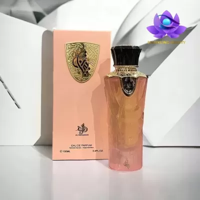 Frasco de perfume rosa translúcido com tampa preta e caixa cor de pêssego