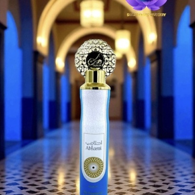 Frasco de perfume decorativo em corredor iluminado