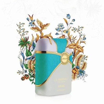 Frasco de perfume azul turquesa com detalhes dourados e fundo com flores coloridas