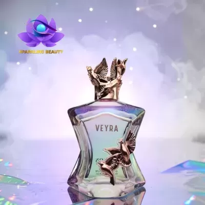Frasco de perfume iridescente com decoração dourada de pássaros e texto VEYRA