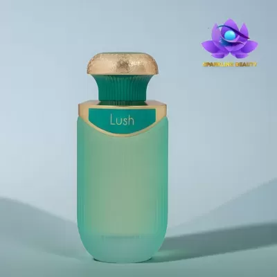 Frasco de perfume verde água com tampa dourada e rótulo com texto Lush