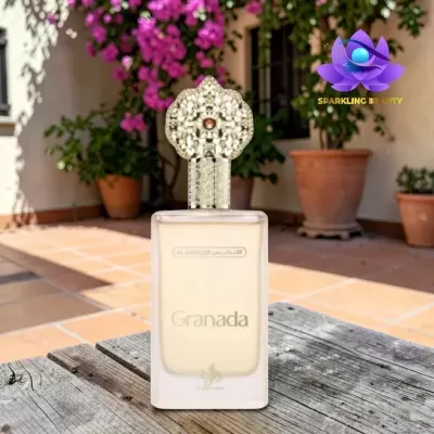 Frasco de perfume Granada com tampa decorativa em madeira rustica e plantas ao fundo