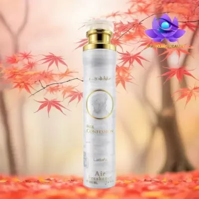 Frasco branco de ambientador com texto HER CONFESSION em cenário outonal