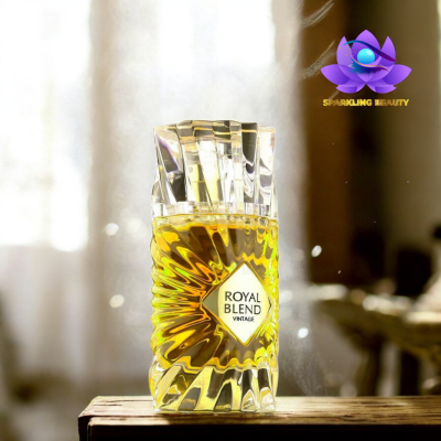 frasco de perfume Royal Blend Vintage amarelo com tampa transparente sobre madeira