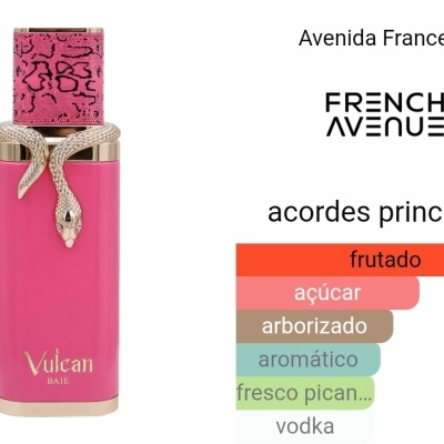 Frasco de perfume rosa com tampa estampada e detalhes de cobra dourada, texto e gráfico ao lado