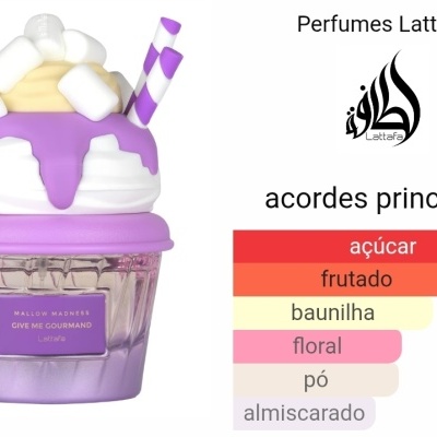 Frasco de perfume em forma de sobremesa roxa com marshmallows e lista de acordes principais