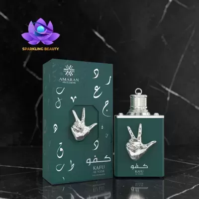 Frasco e embalagem de perfume verde escuro com mão prateada em relevo e texto em árabe e inglês