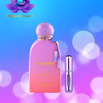 Frasco rosa de perfume com tampa lilás e texto dourado, junto a aplicação portátil, em fundo azul e rosa com logotipo de flor e texto SPARKLING BEAUTY