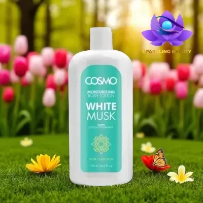 Frasco branco de loção corporal COSMO White Musk sobre relva com flores e borboleta