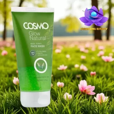 Tubo verde de gel de rosto COSMO Glow Natural na relva com flores rosa