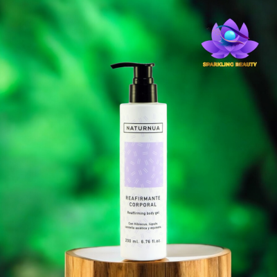 Frasco branco de gel corporal reafirmante NATURNUA com doseador preto sobre superfície de madeira