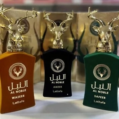 Frascos de perfume Al Noble Lattafa com tampa dourada em forma de cabeça de veado, nas cores castanho, preto e verde