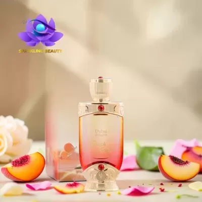 Frasco de perfume Dubai delights Peach Rose com detalhes dourados e vermelhos, rodeado de pétalas e fatias de pêssego