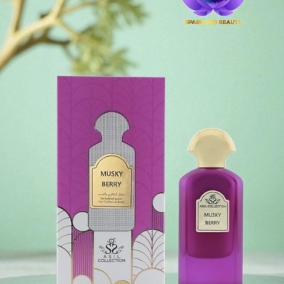 Frasco de perfume roxo ao lado da embalagem roxa com texto 'MUSKY BERRY'.