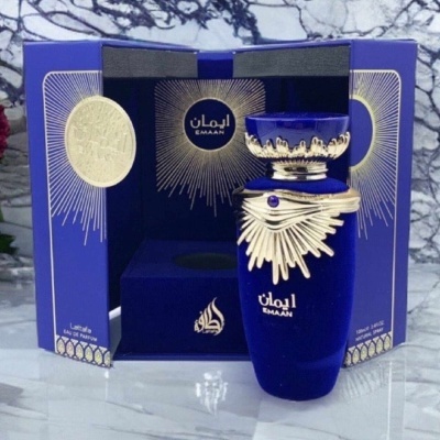 Frasco de perfume azul escuro com detalhes dourados e embalagem azul e dourada