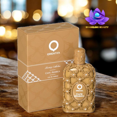 Frasco e caixa de perfume dourados de design detalhado sobre madeira