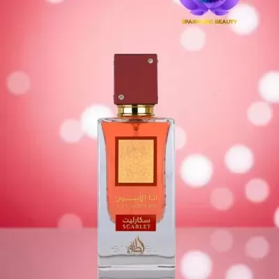 Frasco de perfume vidro transparente com líquido alaranjado e tampa marrom